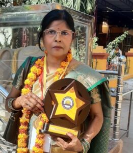 उत्तर प्रदेश के बाराबंकी की डॉ. कुसुम चौधरी ने दादरा ताल पर सबसे छोटी तुकांत गीत की रचना कर एक अनोखा विश्व रिकॉर्ड बनाया है।